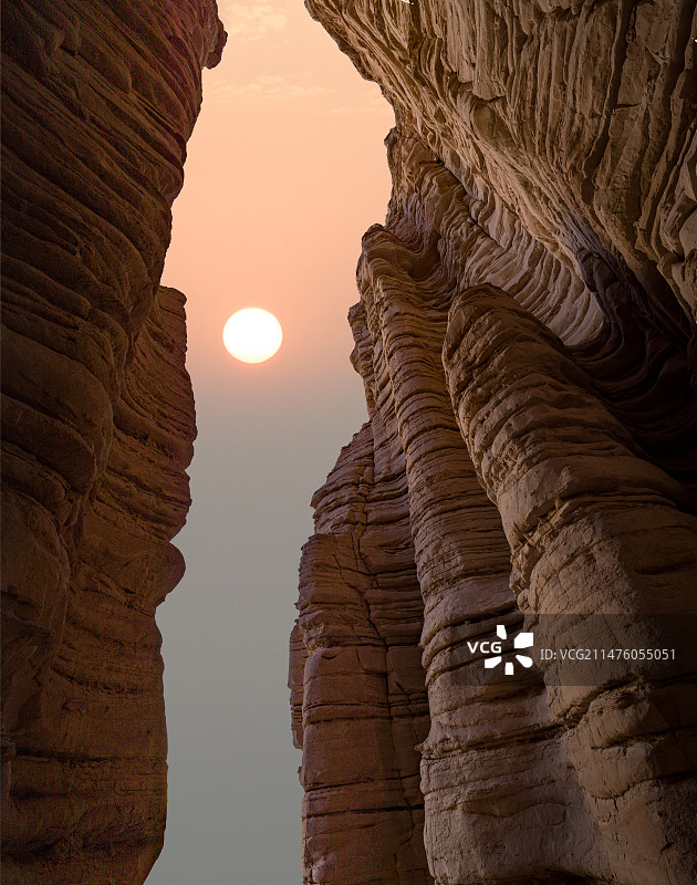落日时岩石对天景观图片素材