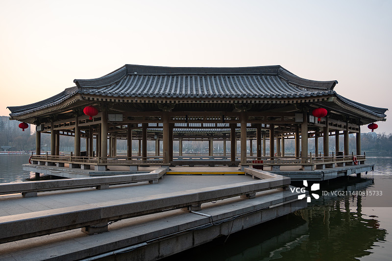西安曲江池烟波岛上湖水中大型唐代风格仿古建筑亭子图片素材