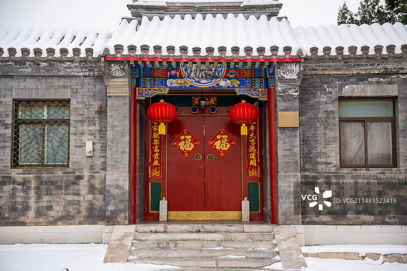 过节期间的北京雪中胡同四合院民居大门图片素材