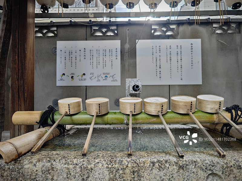 日本京都御金神社内部的洗手处的竹筒勺图片素材