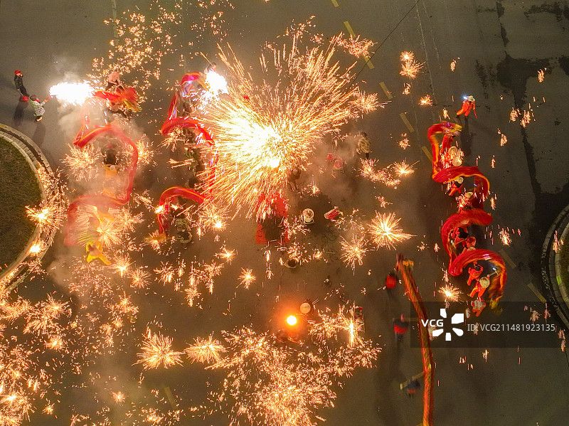 贵州省遵义市新蒲新区欢庆元宵系列活动中，舞龙和打铁花同步进行，一幅长龙与铁花共舞闹元宵的场面显得别致图片素材
