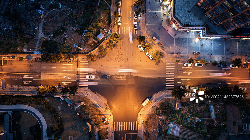 城市十字路口夜景图片素材