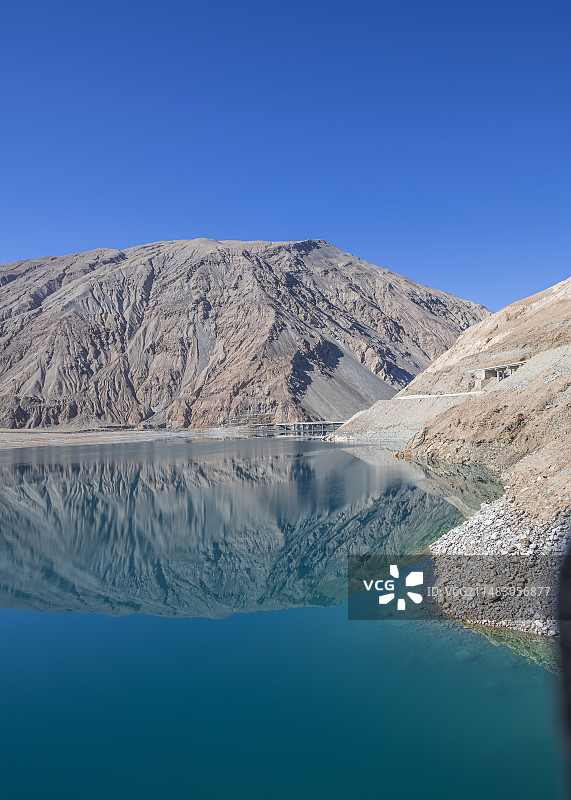 新疆塔什库尔干班迪尔蓝湖自然风光图片素材