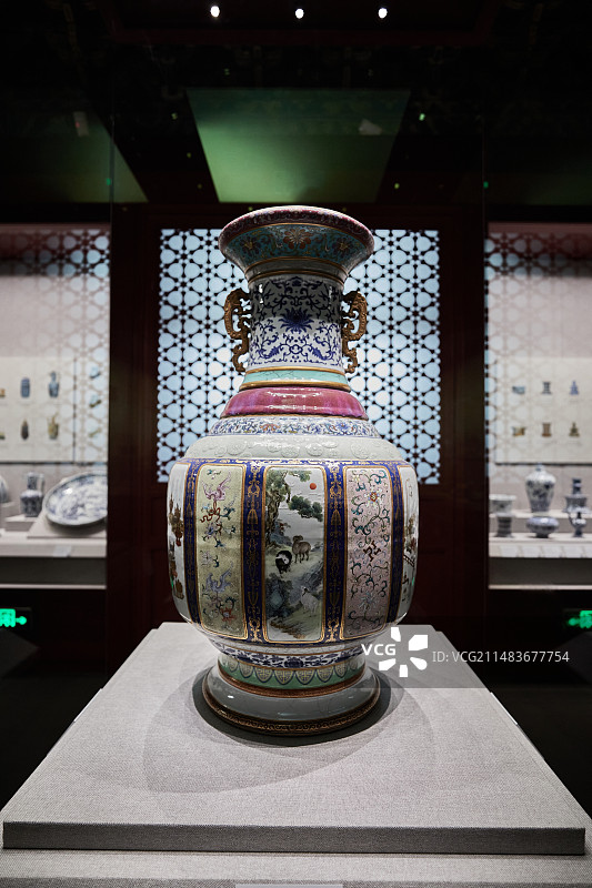 北京故宫博物院馆藏清乾隆各种釉彩大瓶图片素材