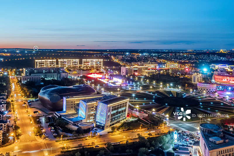 中国内蒙古鄂尔多斯康巴什新区鄂尔多斯博物馆和城市天际线风光航拍夜景图片素材