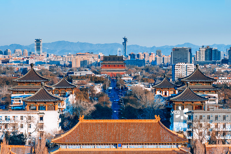 中国北京景山公园寿皇殿和鼓楼中轴线城市高视角风光图片素材