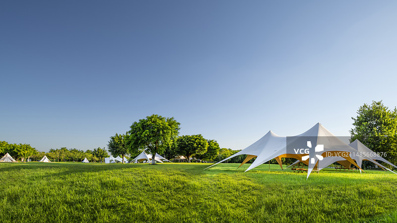 清晨公园露营草地上的帐篷图片素材