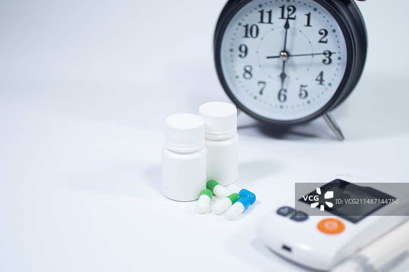 血糖测试按时吃药及时药物治疗图片素材