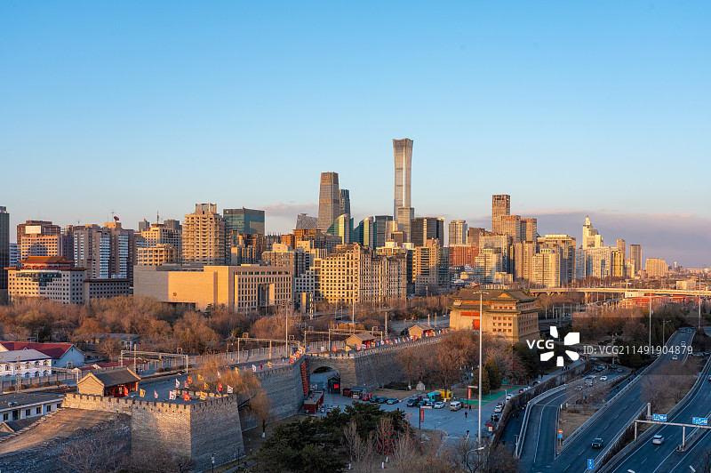 傍晚北京CBD国贸中国尊高楼大厦和明长城城楼蓝调城市天际线风景图片素材