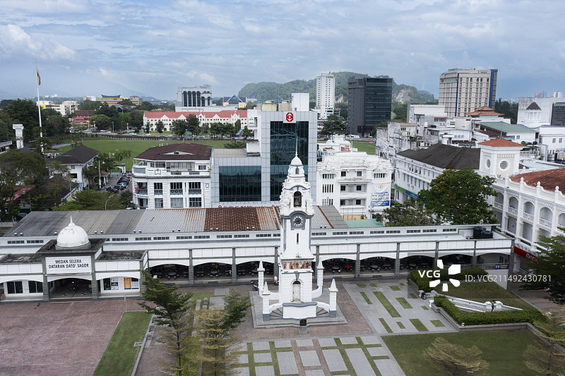 航拍马来西亚霹雳州首府怡保的毕治纪念塔图片素材