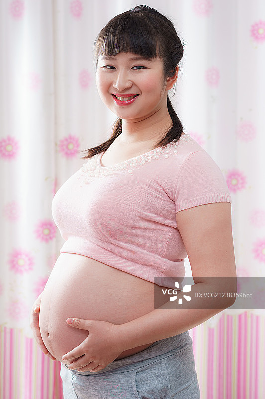 怀孕的东方女人图片素材