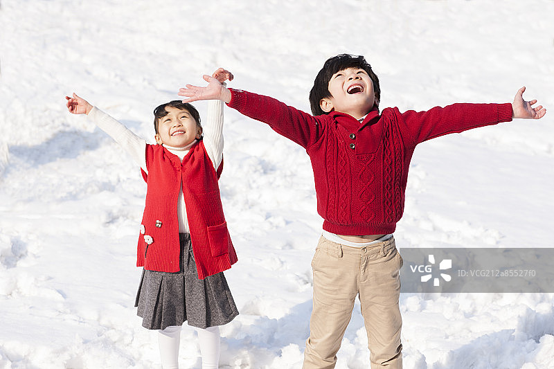 雪地里兴奋的孩子们图片素材