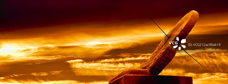 金色天空和晚霞下的北京故宫日晷图片素材