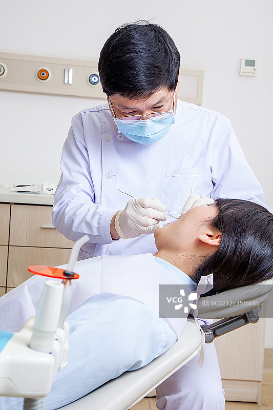 牙科医生为患者诊疗图片素材