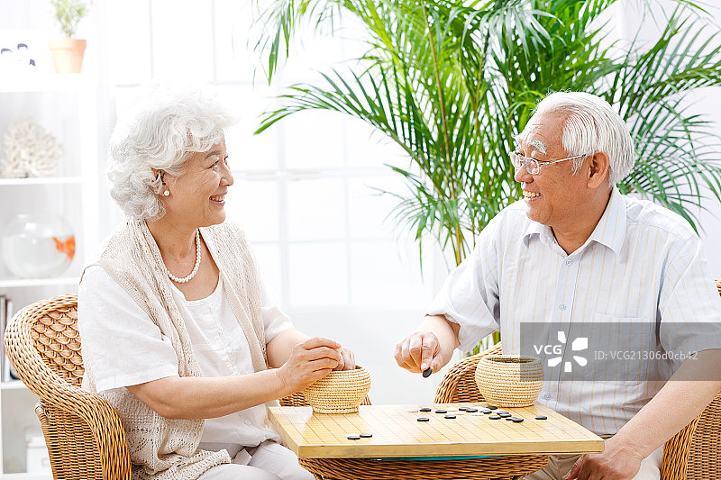 幸福的老年夫妇下围棋图片素材