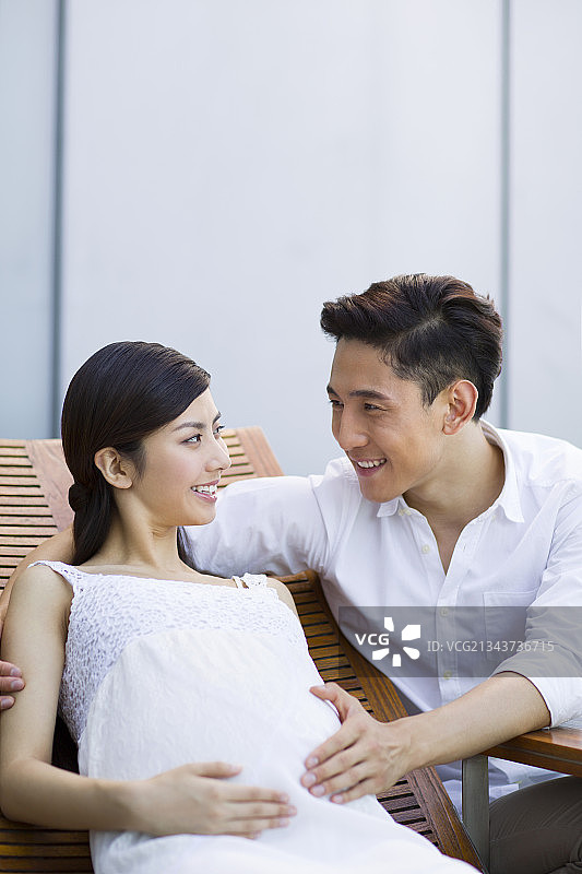 快乐的丈夫和怀孕的妻子图片素材