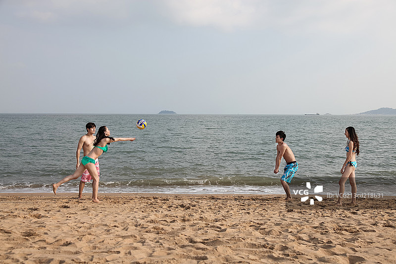 时尚青年人海边沙滩排球图片素材