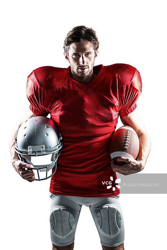 一名身穿红色运动衫的美国足球运动员在白色背景上手持头盔和球的肖像图片素材