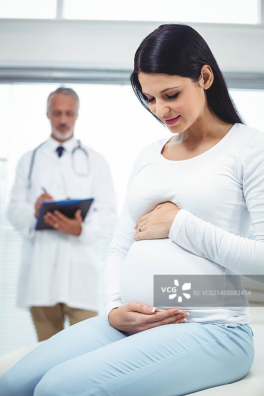 怀孕的女人和医生在cl图片素材