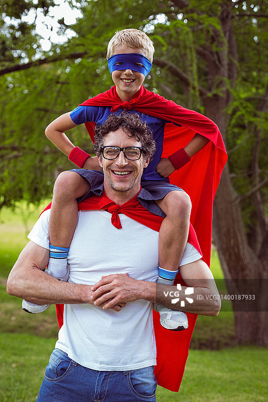 父亲和儿子装扮成超级名模图片素材