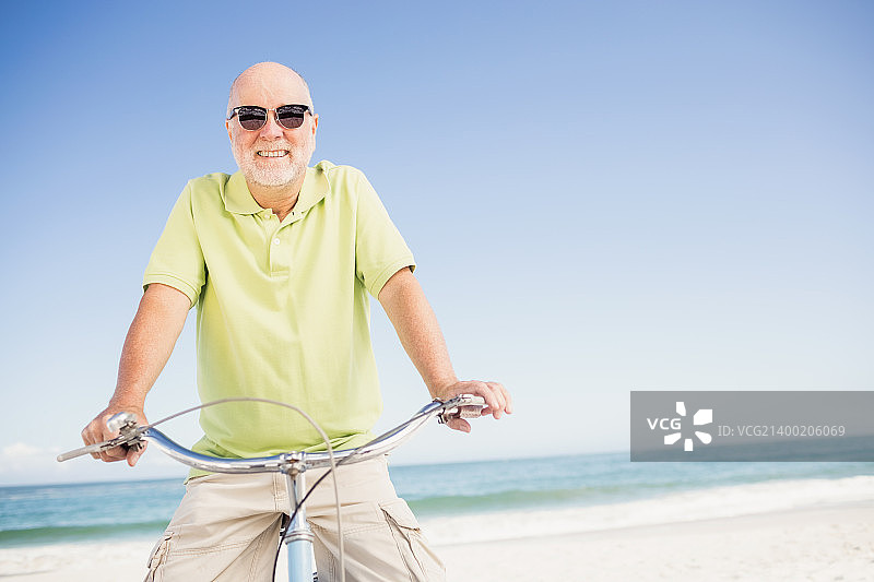微笑着骑着自行车的老人图片素材