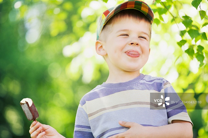 快乐的小男孩正在吃冰淇淋图片素材