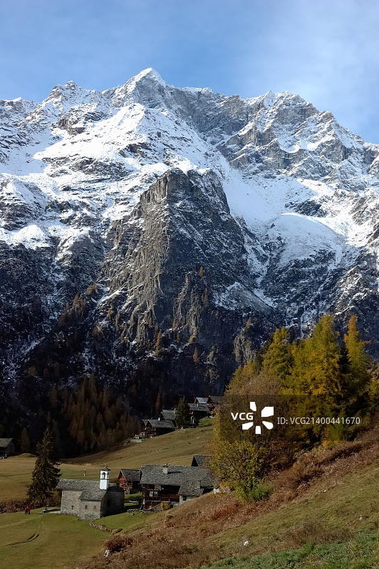 山村在秋季;西阿尔卑斯山脉,意大利图片素材