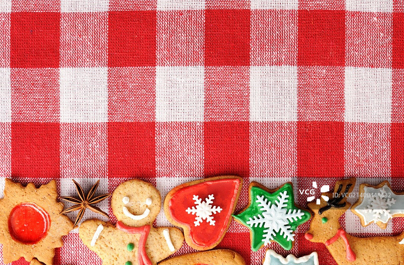 桌布上有圣诞姜饼图片素材