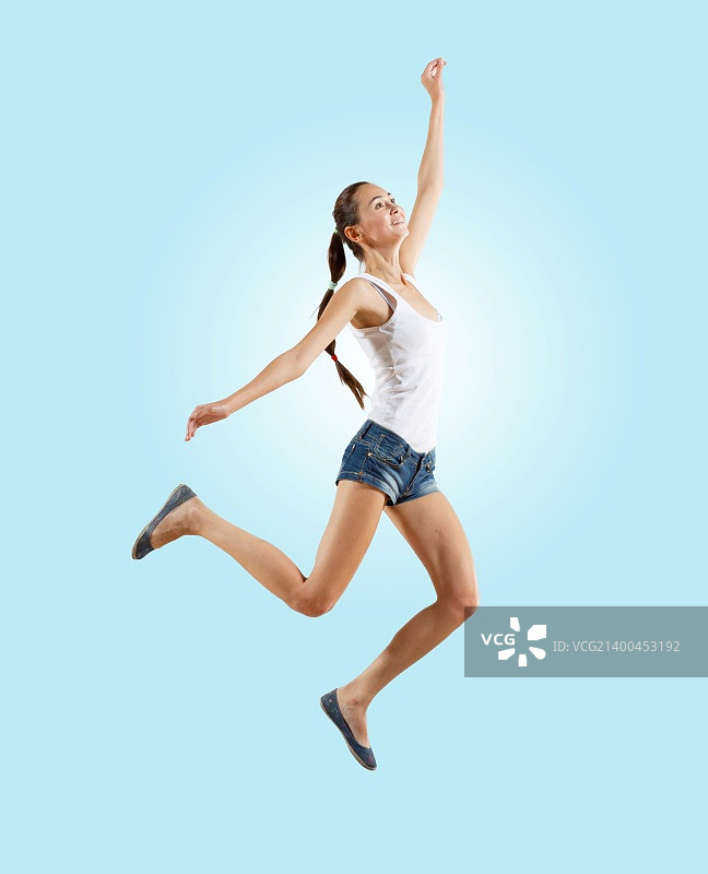 现代风格的女舞者跳跃和摆姿势。插图图片素材