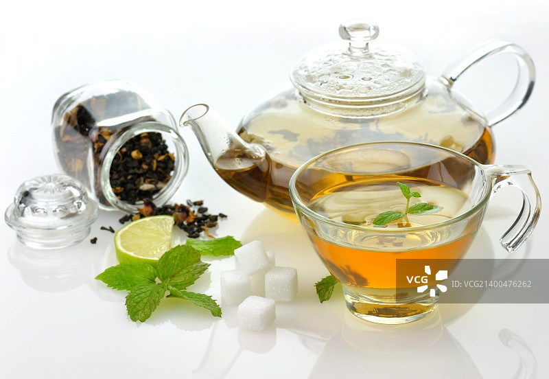 绿茶成分有茶壶，杯子，青柠和薄荷图片素材