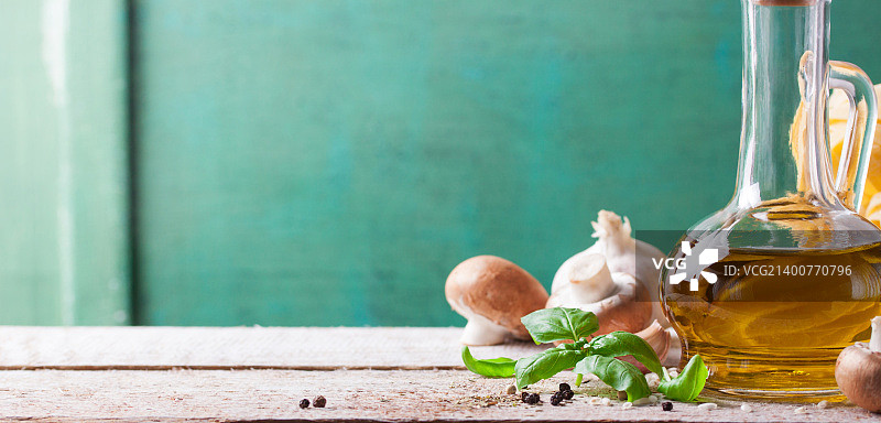 食物背景与橄榄油，新鲜罗勒，意大利扁面，蘑菇和胡椒在木头上…图片素材