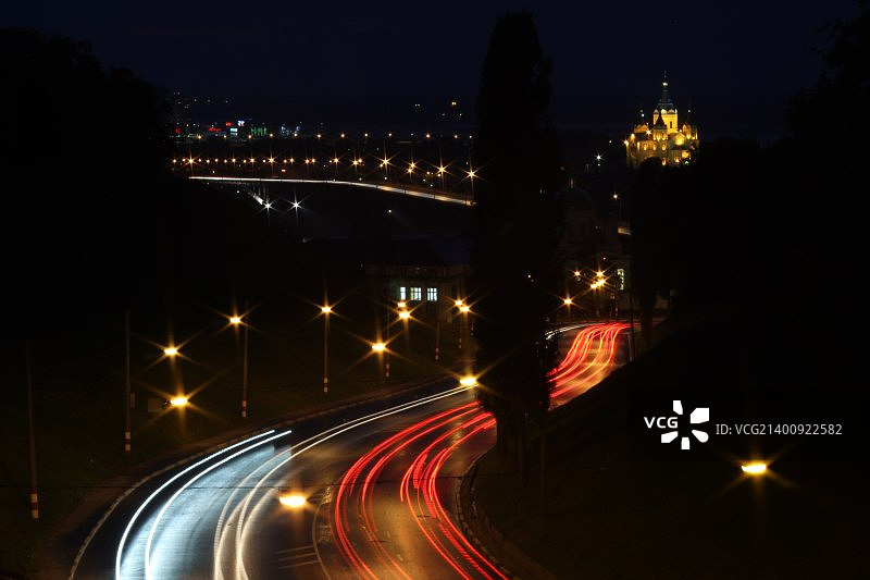 夜间照明道路的高角度视图图片素材