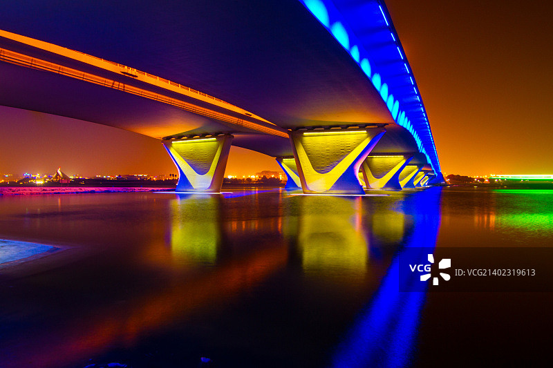 Al Garhoud桥@夜，一个不同的角度!图片素材
