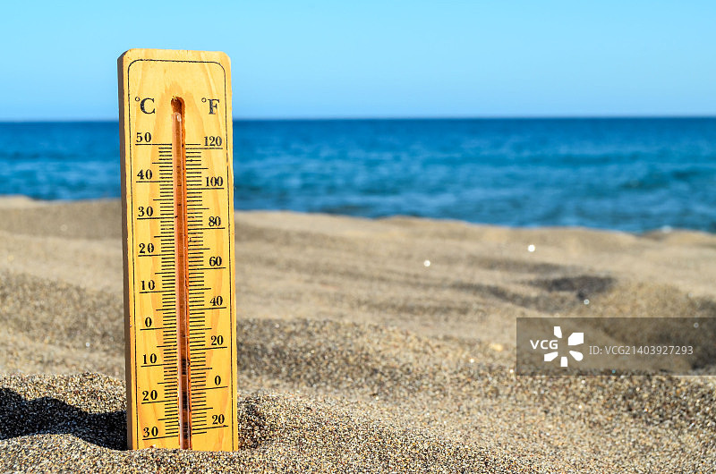 沙滩上的温度计图片素材