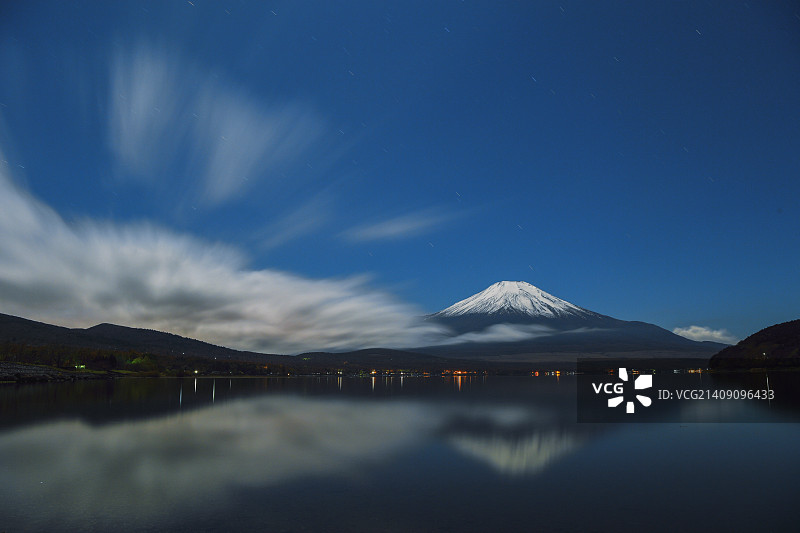日本山梨县山中湖夜间多云的天空和富士山图片素材
