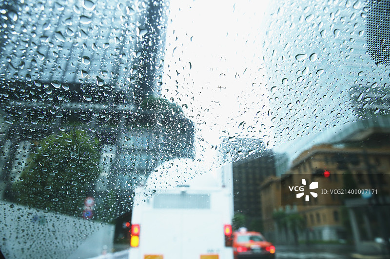 在日本东京，台风期间从车窗看到的景象图片素材