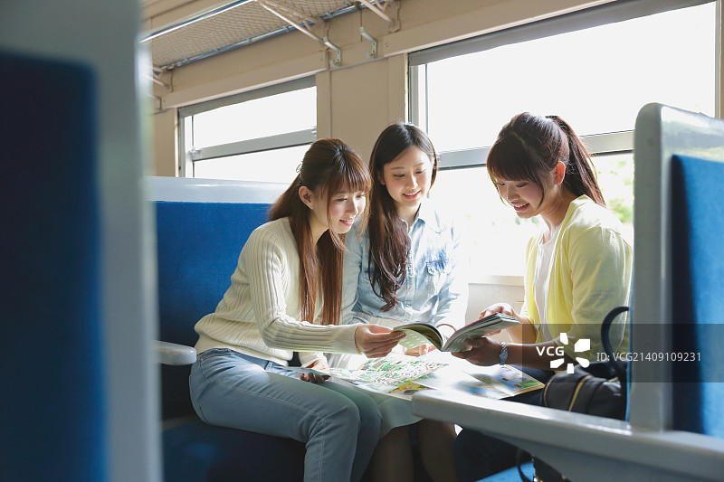年轻的日本女人在火车旅行图片素材