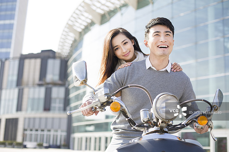 年轻情侣骑摩托车图片素材