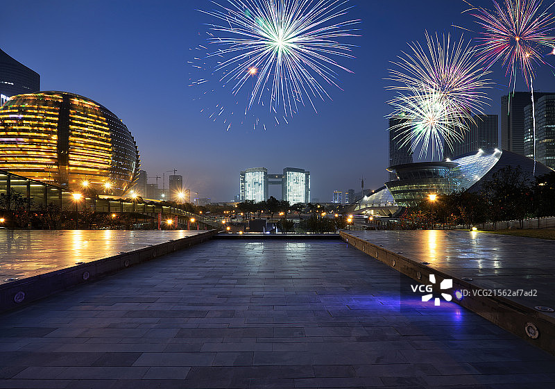 璀璨焰火下的杭州钱江新城地标建筑和广场夜景图片素材