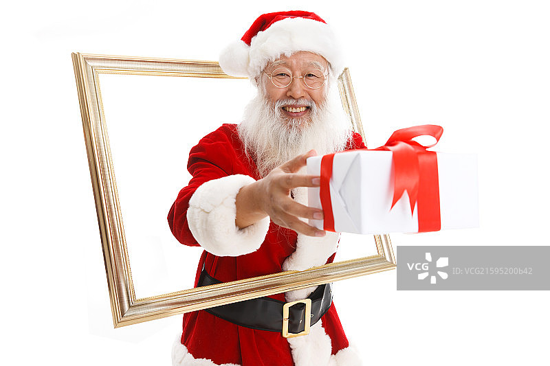 穿着圣诞服的老年人递送礼品盒图片素材