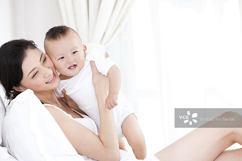 母亲和婴儿的快乐时光图片素材