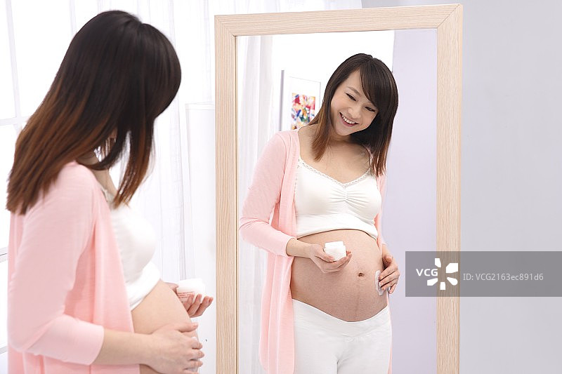 孕妇涂抹按摩膏图片素材