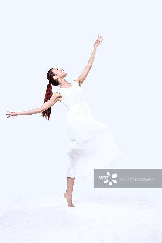 穿白色纱裙跳舞的女人图片素材
