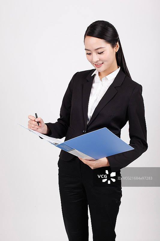 一个商务女士拿着蓝色文件夹图片素材