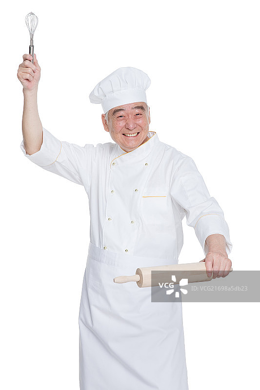 一个老年男人穿着厨师服拿着厨具图片素材