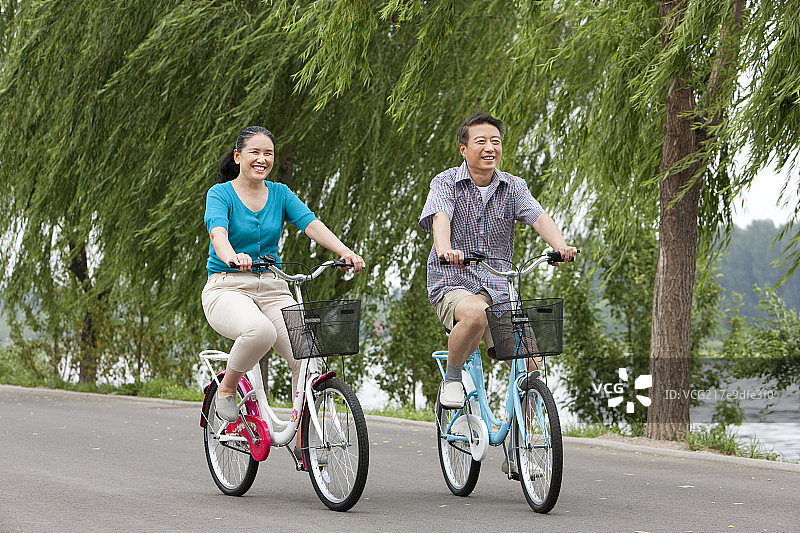 老年夫妻公园内骑自行车图片素材