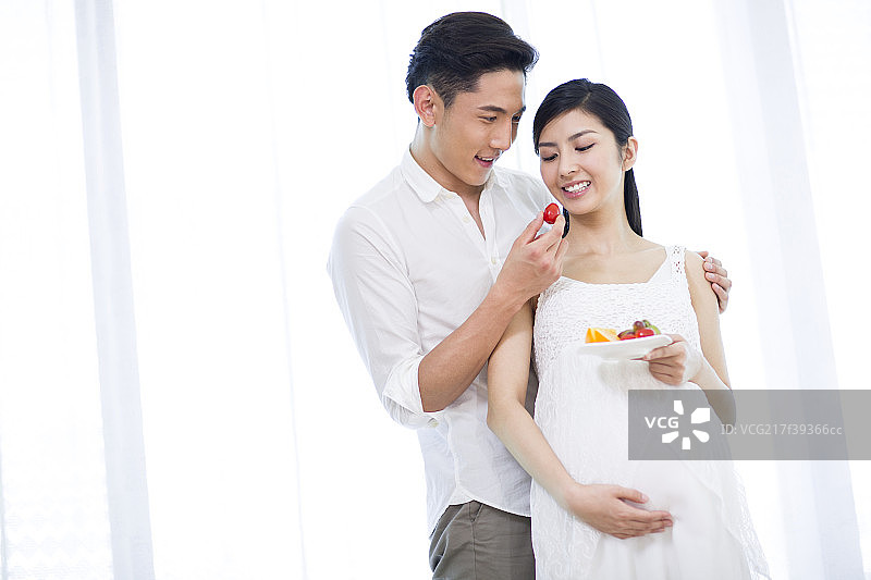 丈夫喂怀孕的妻子水果图片素材