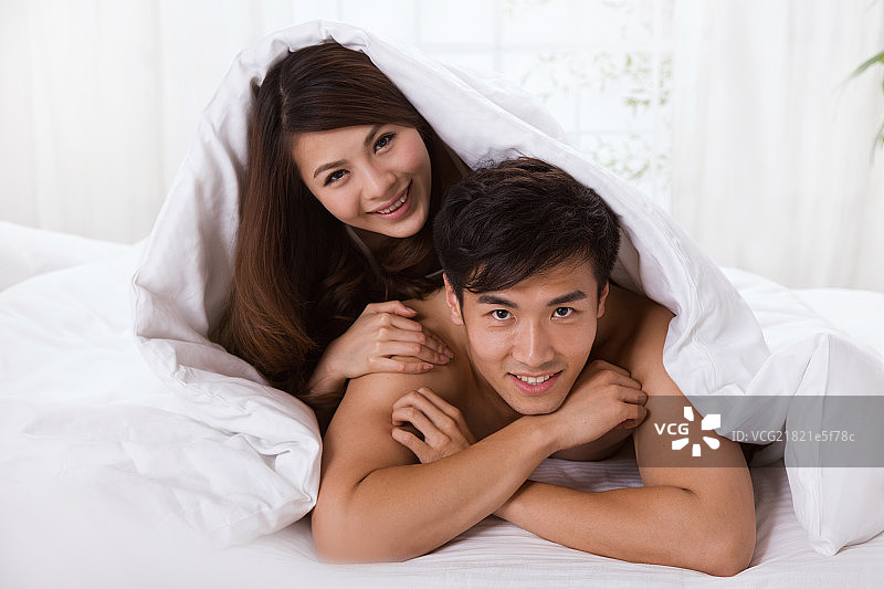 幸福的年轻夫妇图片素材