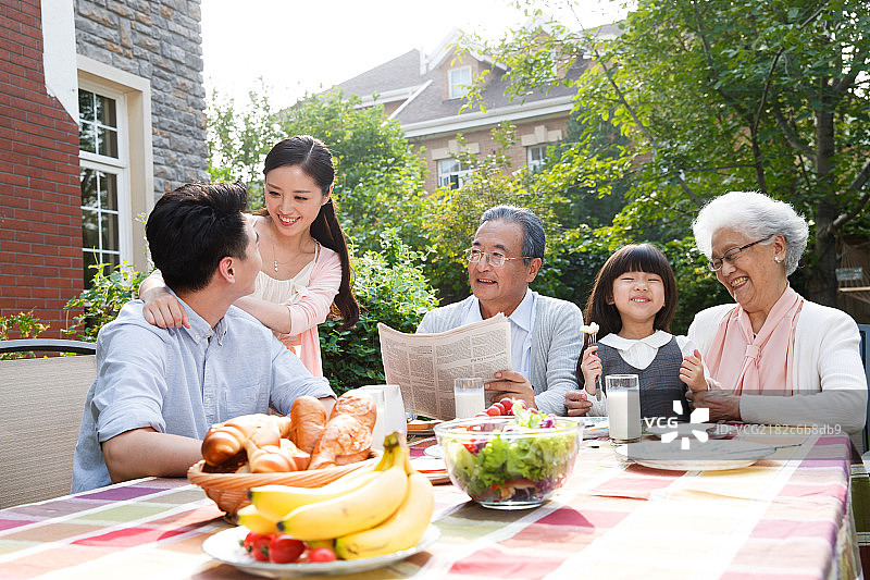 快乐家庭在户外吃早餐图片素材