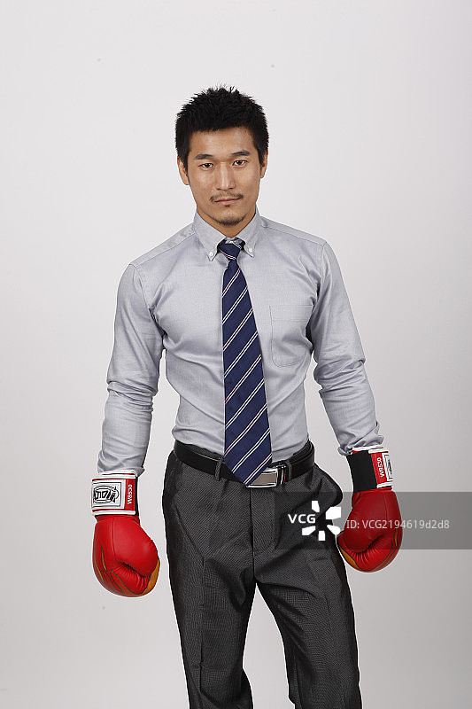 一个戴红色拳击手套的商务男士图片素材